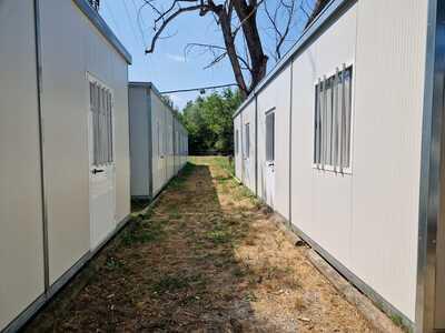 Otto stagionali nel campo di accoglienza zona via Alba